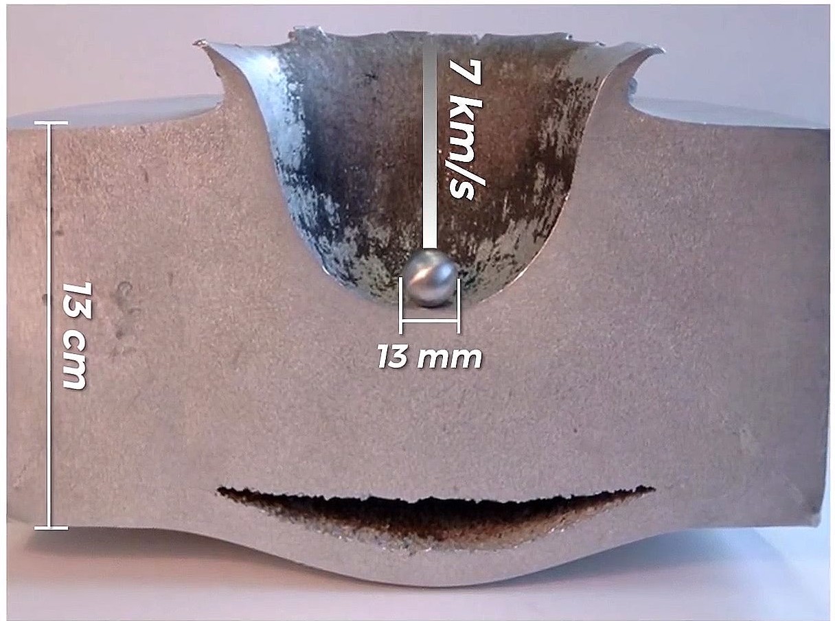 Impacto hipervelocidad: una esfera de 13mm a 7 km/s penetra un bloque de aluminio de 15 cm